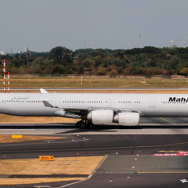 Airbus A340-600 EP-MME Mahan Air kołuje – Düsseldorf
