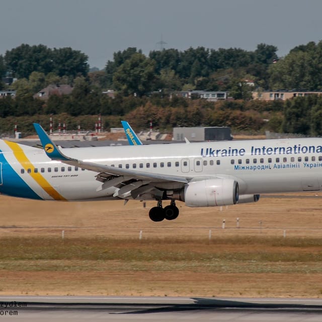 Boeing 737-800 UR-PSG Ukraine International Airlines podchodzi do lądowania – Düsseldorf