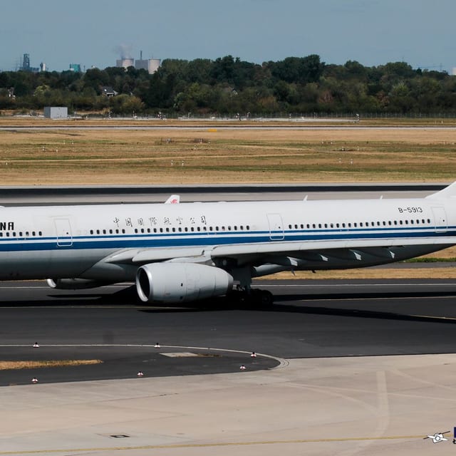 Airbus A330-300 B-5913 Air China kołuje – Düsseldorf