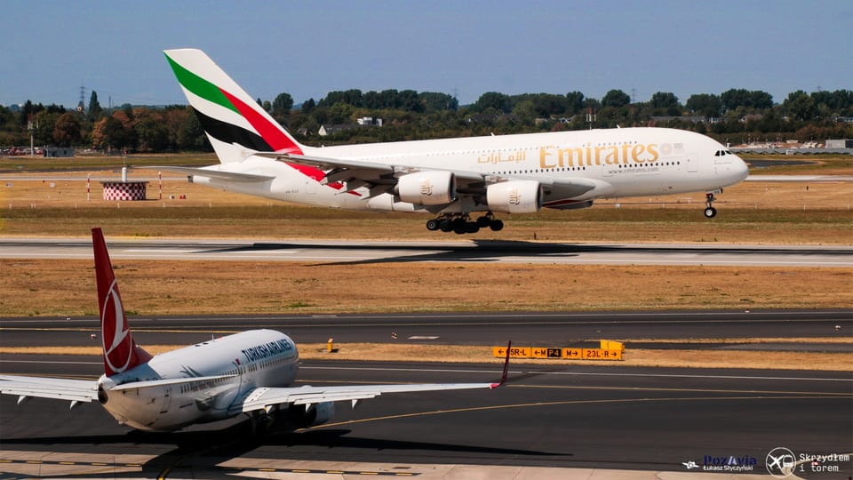 Airbus A380 A6-EOZ Emirates tuż po przyziemieniu, na pierwszym planie Turkish Airlines – Düsseldorf