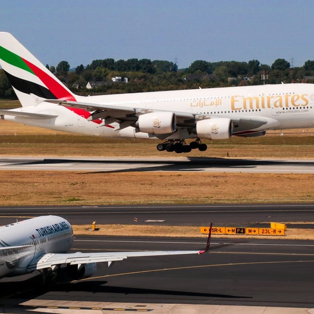 Airbus A380 A6-EOZ Emirates tuż po przyziemieniu, na pierwszym planie Turkish Airlines – Düsseldorf
