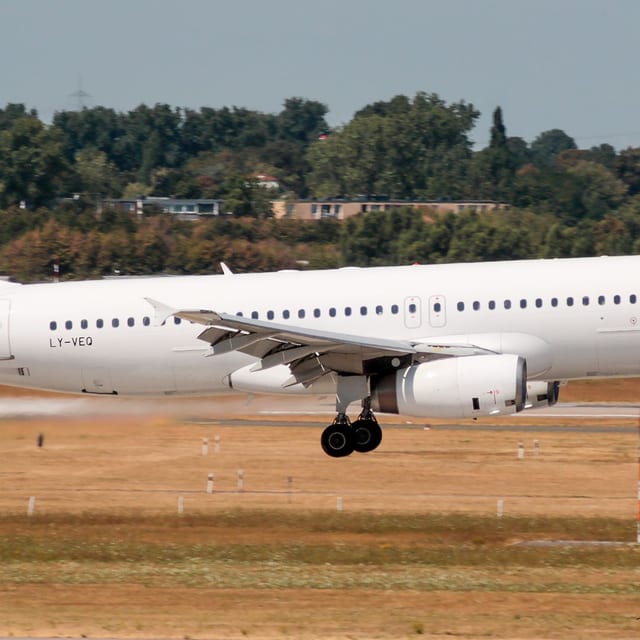 Airbus A320 LY-VEQ Avion Express – Düsseldorf